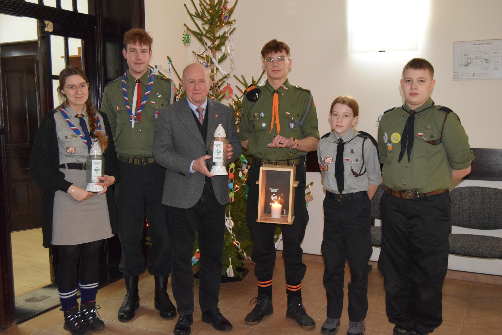 "Pielęgnuj dobro w sobie" - Betlejemskie Światło Pokoju w starostwie
